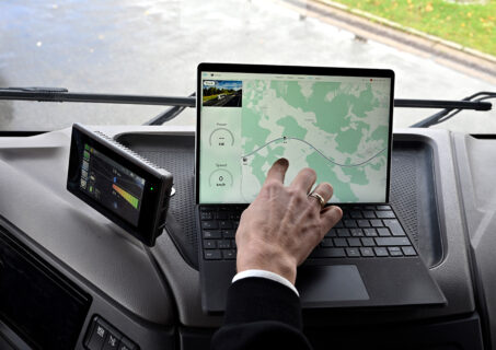 Ein Kilometer Zukunft auf Asphalt: Auf der A6 bei Amberg ist die Bauphase abgeschlossen, jetzt beginnen die Tests. (Bild: FAU/FAU/Harald Sippel)