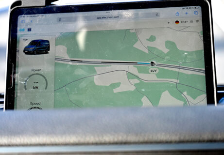 Ein Kilometer Zukunft auf Asphalt: Auf der A6 bei Amberg ist die Bauphase abgeschlossen, jetzt beginnen die Tests. (Bild: FAU/FAU/Harald Sippel)