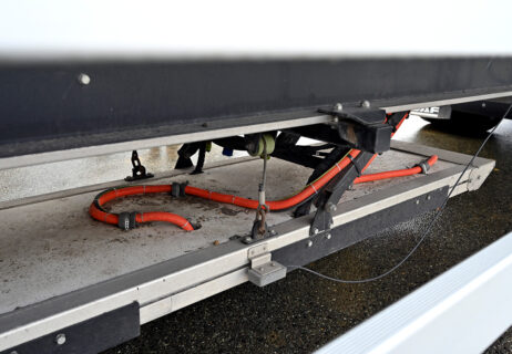 Gegenspule im Fahrzeug. Diese nimmt die Energie auf aus den Spulen im Straßenbelag auf und leitet sie direkt in die Batterie weiter. (Bild: FAU/FAU/Harald Sippel)