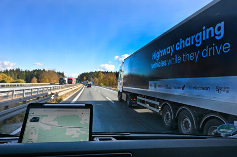 Ein Kilometer Zukunft auf Asphalt: Auf der A6 bei Amberg ist die Bauphase abgeschlossen, jetzt beginnen die Tests. (Bild: FAU/FAU/Harald Sippel)