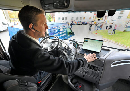 Im Cockpit des Test-LKWs. (Bild: FAU/FAU/Harald Sippel)