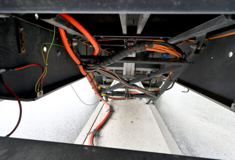 Gegenspule im Fahrzeug. Diese nimmt die Energie auf aus den Spulen im Straßenbelag auf und leitet sie direkt in die Batterie weiter. (Bild: FAU/Harald Sippel)