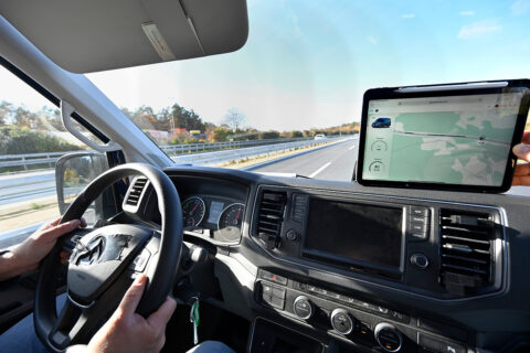 Ein Kilometer Zukunft auf Asphalt: Auf der A6 bei Amberg ist die Bauphase abgeschlossen, jetzt beginnen die Tests. (Bild: FAU/FAU/Harald Sippel)