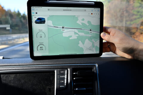 Ein Kilometer Zukunft auf Asphalt: Auf der A6 bei Amberg ist die Bauphase abgeschlossen, jetzt beginnen die Tests. (Bild: FAU/FAU/Harald Sippel)