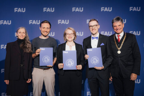 Lehrpreis trägerinnnen und -träger (v. l.) zusammen mit Vizepräsidentin Education Prof. Dr. Andrea Bréard (l.) und FAU-Präsident Prof. Dr. Joachim Hornegger (r.): Tobias Baumeister, Katharina Zink, Johannes Frank. (Bild: FAU/Giulia Iannicelli)