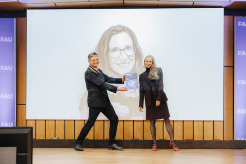 FAU-Präsident Hornegger und Vizepräsidentin Andrea Bréard übergeben in Abwesenheit den Lehrpreises der Medizinischen Fakultät an Dr. Andrea Link. (Bild: FAU/Giulia Iannicelli)