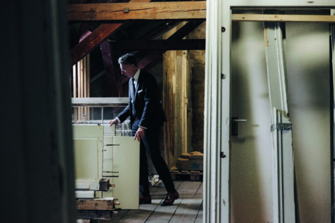 Safferling schaut in einen alten schrank.