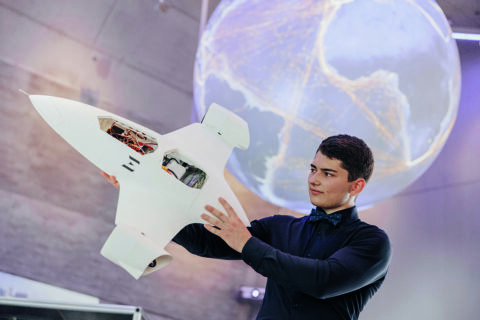 Ediz mit einem Modell seines Flugzeugs.