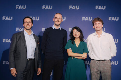 Trägerin und Träger ders Nachhaltigkeitspreises People der FAU zusammen mit dem Nachhaltigkeitsbeauftragten Prof. Dr. Matthias Fifka (l.): Das Team des Studierendencafés "Der Trichter". (Bild: FAU/Giulia Iannicelli)