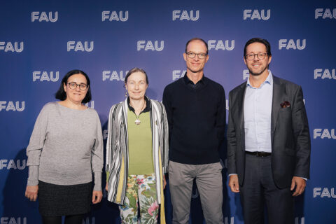 Trägerinnen und Träger ders Nachhaltigkeitspreises Campus & Betrieb der FAU zusammen mit dem Nachhaltigkeitsbeauftragten Prof. Dr. Matthias Fifka(r.): Das Projekt "Reduktion der Treibhausgasemissionen durch Anästhesiegase am Universitätsklinikum Erlangen". (Bild: FAU/Giulia Iannicelli)