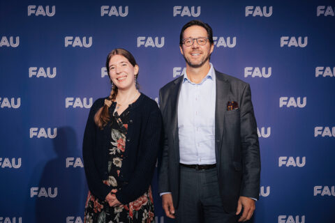 Nachhaltigkeitspreisträgerin Education Dr. Anna Lene Claußen (l.) mit Matthias Fifka, Nachhaltigkeitsbeauftragter der FAU (r.). (Bild: FAU/Giulia Iannicelli)