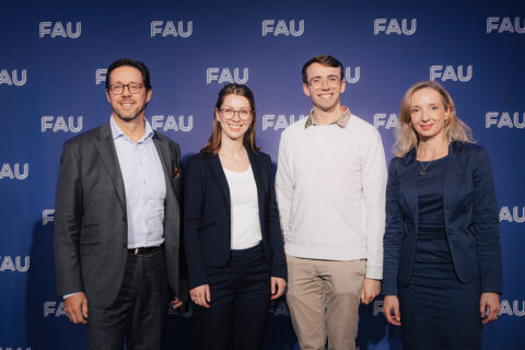 Trägerinnen und Träger ders Nachhaltigkeitspreises Research der FAU zusammen mit dem Nachhaltigkeitsbeauftragten Prof. Dr. Matthias Fifka(r.): Das Projekt „GreenThread: maßgeschneiderte Enzyme und Mikroben für biobasiertes Textilrecycling“. (Bild: FAU/Giulia Iannicelli)