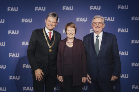 FAU Präsident Joachim Hornegger (l.) mit Trägerin und Träger der FAU Verdienstmedaille Renate Wittern-Sterzel (m.) und Jürgen Schüttler (r.). (Bild: FAU/Giulia Iannicelli)