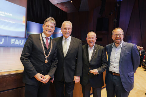Der Dies academicus der FAU 2025: (v.l.) FAU Präsident Joachim Hornegger, Bayerns Innenminister Joachim Herrmann, Förderer Hans-Georg Geis, Erlangens Oberbürgermeister Dr. Florian Janik. (Bild: FAU/Giulia Iannicelli)