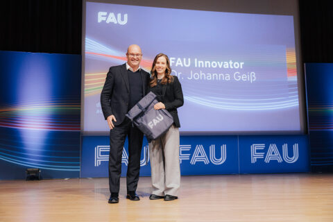 Der Dies academicus der FAU 2025: FAU Innovator Dr. Johanna Geis (r.) und VP Research Georg Schett. (Bild: FAU/Giulia Iannicelli)