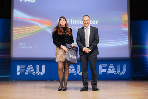 Der Dies academicus der FAU 2025: FAU Innovator Jana Forkel und VP People Andreas Hirsch. (Bild: FAU/Giulia Iannicelli)
