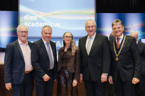 Der Dies academicus der FAU 2025: (v.l.) FAU-Kanzler Christian Zens, VP People Andreas Hirsch, VP Education Andrea Bréard, Innenminister Bayern Joachim Herrmann und fAU Präsident Joachim Hornegger. (Bild: FAU/Giulia Iannicelli)