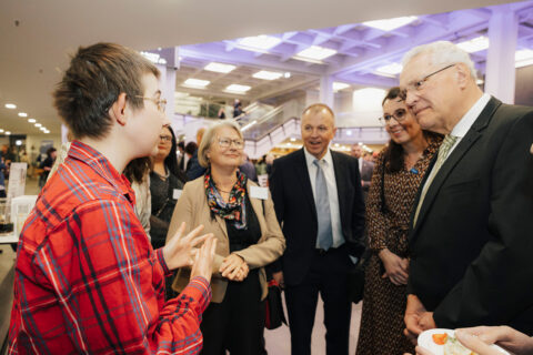 Der Dies academicus der FAU 2025: Innenminister Joachim Herrman und die Organisatoren und Bildungsfachkräfte des Projetes "Inklusive Bildung Bayern". (Bild: FAU/Giulia Iannicelli)
